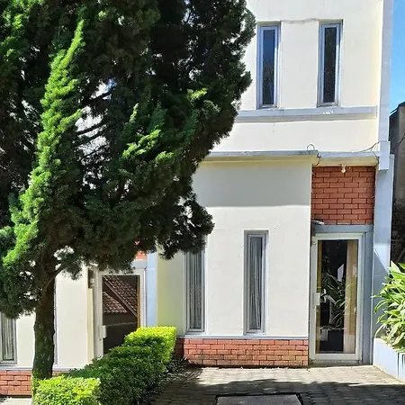 Villa Beverly Lembang Exterior photo